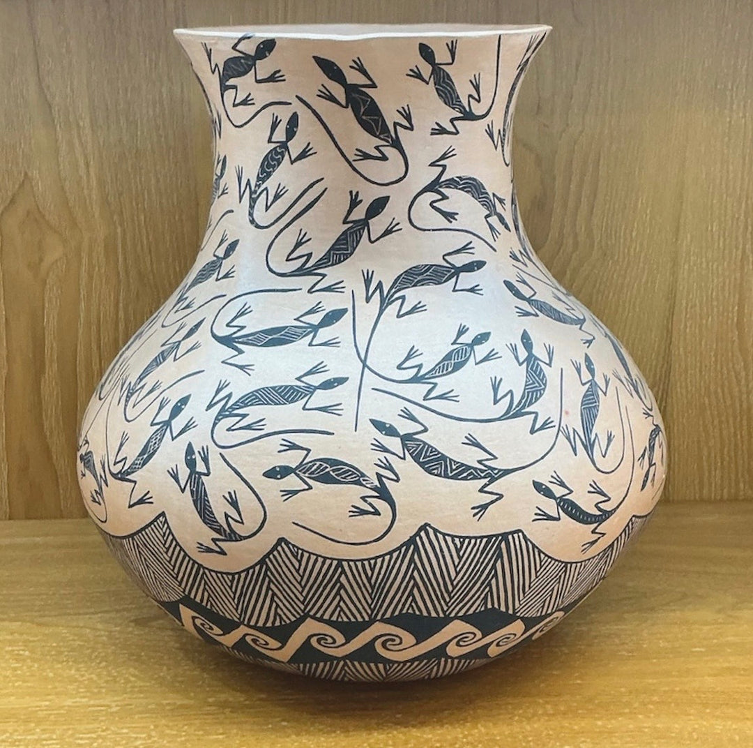 Virgie Garcia Traditonal Lizard Pot Acoma Pueblo
