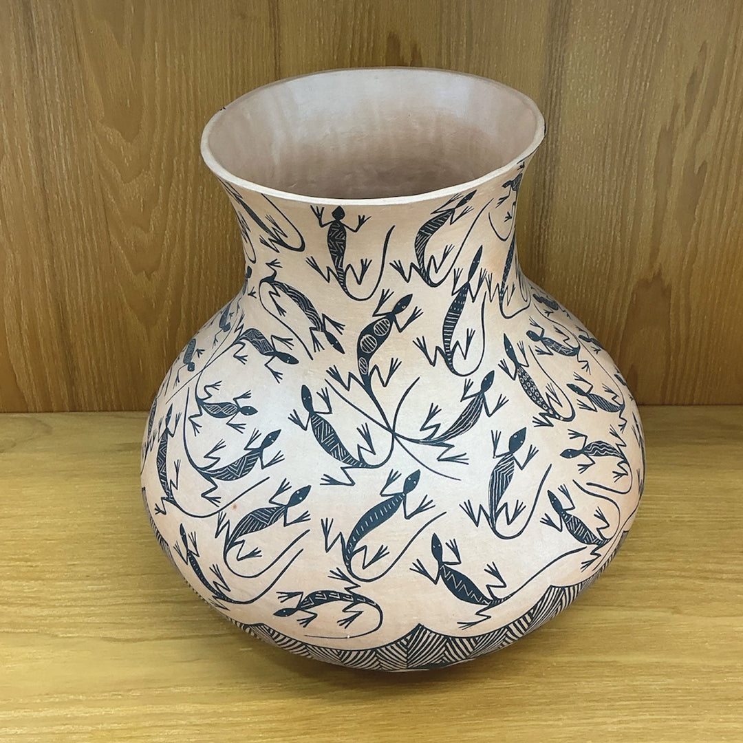 Virgie Garcia Traditonal Lizard Pot Acoma Pueblo